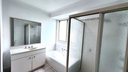 Beautifully Renovated 4 Bedroom Family Home !!! - Photo 3