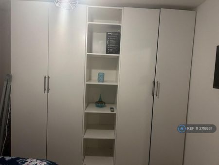 1 bedroom in a flat share to rent - Photo 4