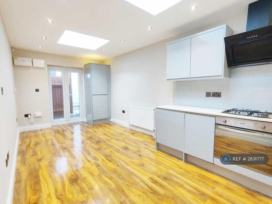3 bedroom flat to rent - Photo 1