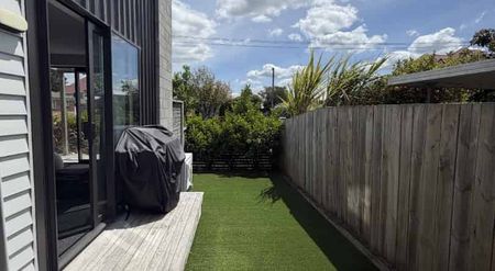 Spacious 4-Bed, 3-Bath Double Storey Townhouse - Photo 3