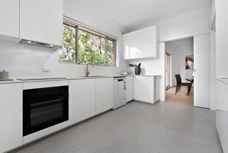 Three Bedroom Apartment Offering Modern Living With Views - Photo 5