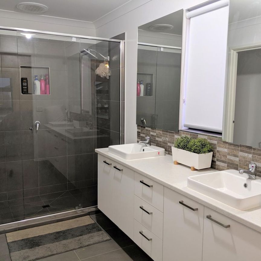 STYLISH MODERN LIVING - Photo 1