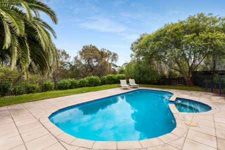 Fully-furnished and Well-appointed Family Home overlooking Ranelagh reserve – Walk to Village & Beach - Photo 4