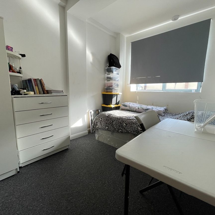 2 Bed Flat, Mede House, SO15 - Photo 1