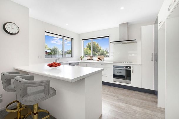 Stylish 3 bedroom, St. Albans - Photo 1