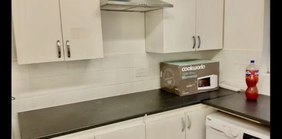 Room in a Shared Flat, Bateman, IG11 - Photo 2