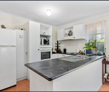 Peaceful Living in Beautiful Elanora - Photo 6