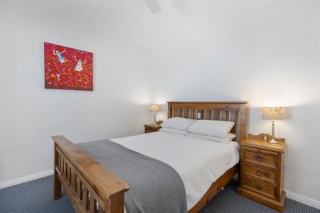 Open the Door To Character and Small Town Atmosphere - Photo 4