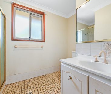 Spacious Two-Storey Family Home with New Flooring, New Carpet & Fle... - Photo 6