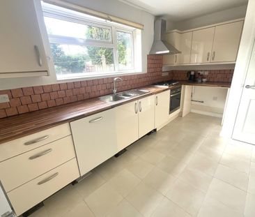 3 bedroom house - semi-detached to rent - Photo 4