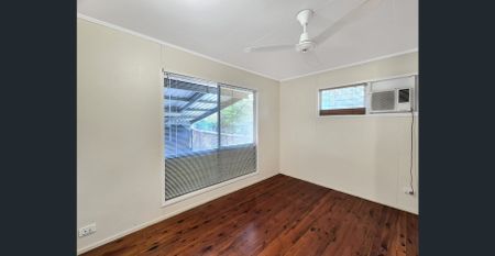 Located in a quiet cul-de-sac, family friendly area with convenient access to schools and shops. - Photo 4