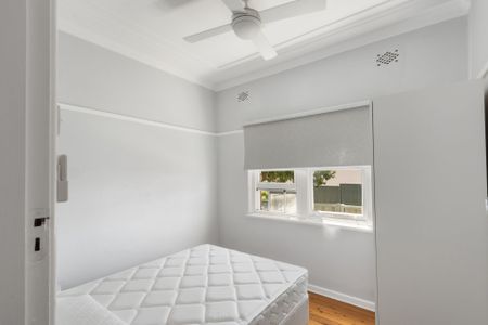 Beautifully Renovated 2 Bedroom Home with Study - Photo 5