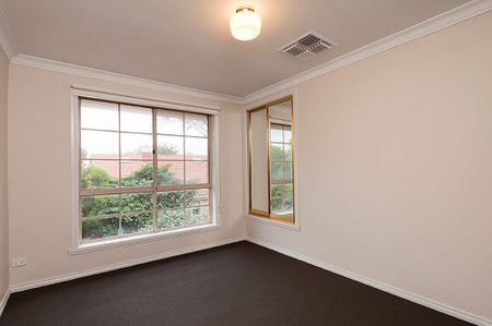 Spacious Townhouse Living! - Photo 4