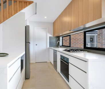 Fully Furnished, 3 Bedroom Townhouse - Photo 4