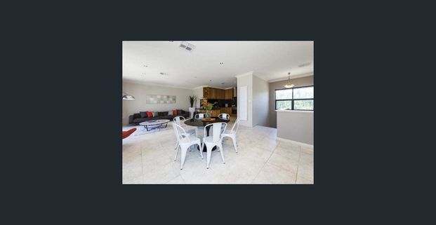 AMAZING 4x2x2 HOME LESS THAN 500m TO THE BEACH! DONT MISS OUT... - Photo 1