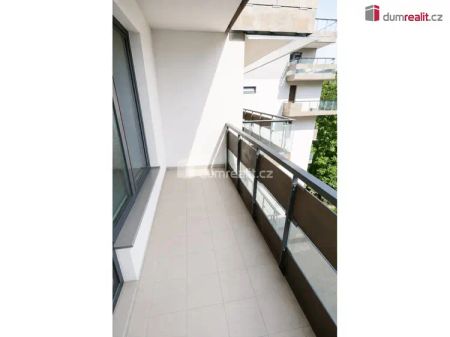 Světlý byt 1+kk s lodžií a gar. stáním, 40 m - Photo 3