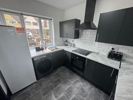 1 bedroom in a house share to rent - Photo 2