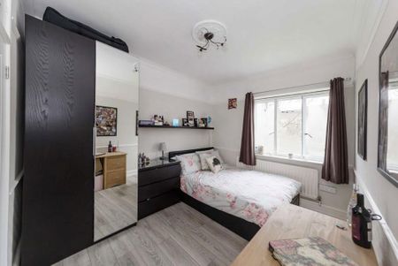 3 bedroom flat to rent - Photo 3