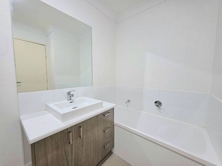 âStay Cool with Air Conditioning, Solar Power & Ceiling Fans | Calamvale 3-Bedroom Townhouse for Lease - Photo 2