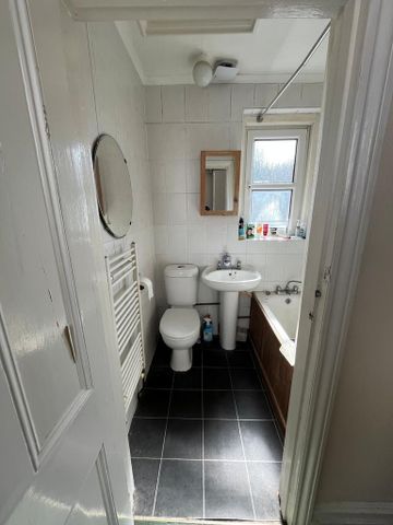 1 bedroom in a house share to rent - Photo 4