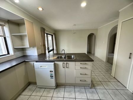 Stunning 4 Bedroom Rental Home near Macleans College&excl; - Photo 5