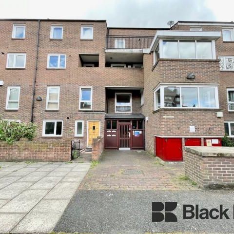 Arranged over two floors Mid-Century development with garden - Photo 1