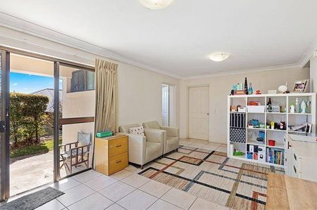 Spacious 4-Bedroom Family Home with a Separate Living Area - Photo 3