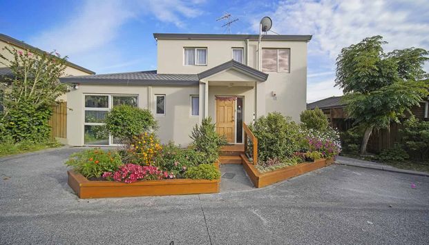 Modern 4-Bedroom Beauty in Wiri - Photo 1