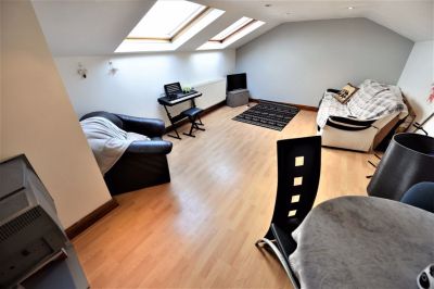 3 bedroom Flat in Flat C, Leeds - Photo 2