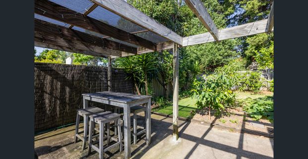 Family home with updated interiors - Photo 1