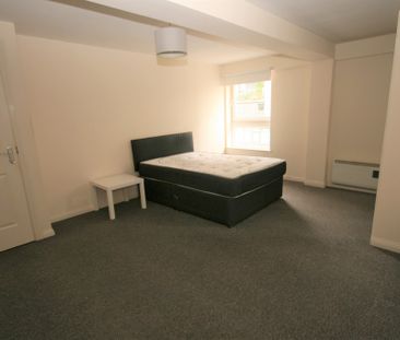 Wallace Street – Spacious & Modern 2 Bed Furnished Apartment, Trade... - Photo 5