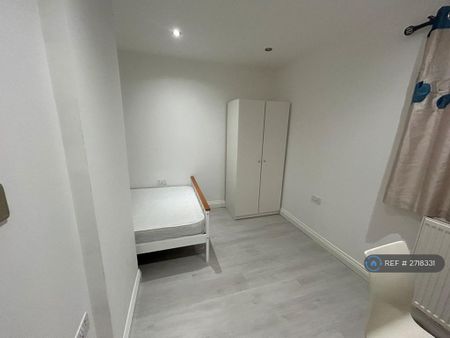 1 bedroom in a house share to rent - Photo 2