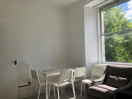 4 bedroom flat to rent - Photo 2