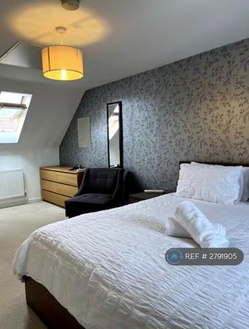 4 bedroom semi-detached house to rent - Photo 5