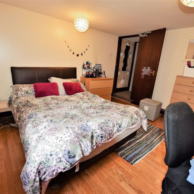 2 bedroom Flat in Harold Grove, Leeds - Photo 1