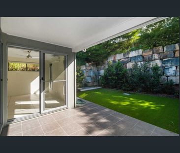 Family townhouse with loads of storage - Photo 1