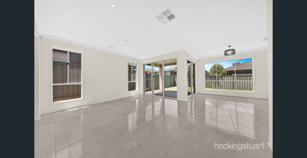 Beautiful spacious family home in heart of Wollert - Photo 1