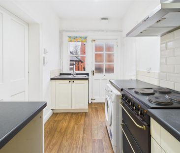 1 bedroom Flat to rent - Photo 2