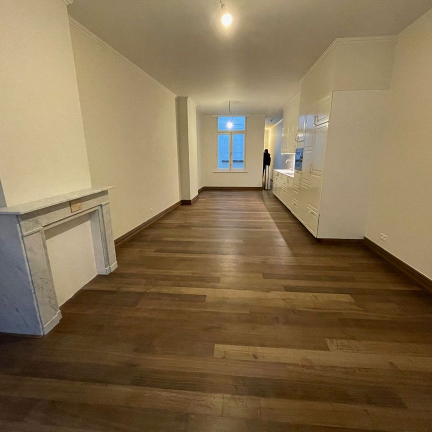 Heel mooi gerenoveerd appartement met twee slaapkamers. Tijdens de renovatie is veel aandacht besteed aan het behouden en versterken van de authentieke stijl van het gebouw. - Photo 1