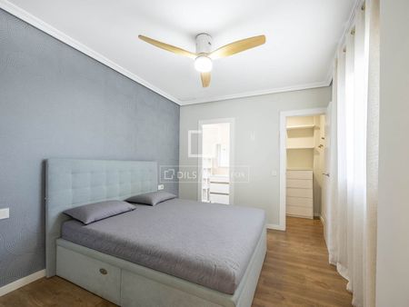 Excellent 3 Bedroom penthouse with 12m² terrace for rent in Gran Vía, Valencia - Photo 4