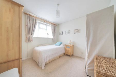 3 bed terraced house to rent in Ash Hill Close, Bushey, WD23 - Photo 5