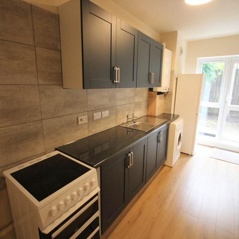 3 bedroom flat to rent - Photo 1