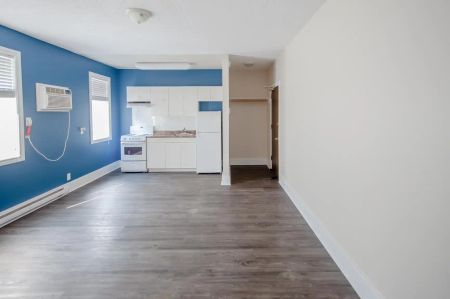 University Manor I & II — Studio Suite (Type A) - Photo 2