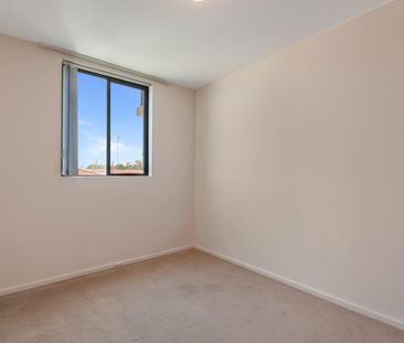 Stylish South Perth Apartment with Resort-Style Facilities - Photo 1