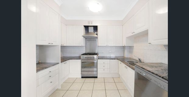 Generous Apartment | Perfect Sunny Courtyard - Photo 1