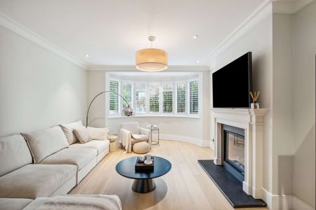 An exceptional six bedroom family home situated in one of Petersham's premier roads - Photo 3