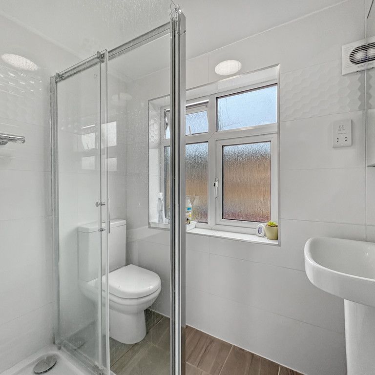 This fully furnished studio room is available in a three-person professional house share, located just off Cherry Hinton Road. The property offers excellent access to Addenbrooke’s Hospital, Cambridge Train Station, and the city centre, making it ideal for working professionals. - Photo 1