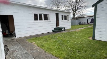 Student Rental - Five Bedrooms - Ferguson Street - Photo 2