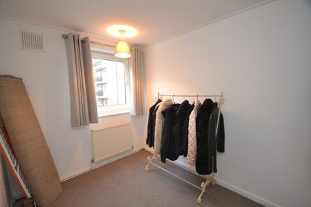 3 bed Flat for Rent - Photo 2