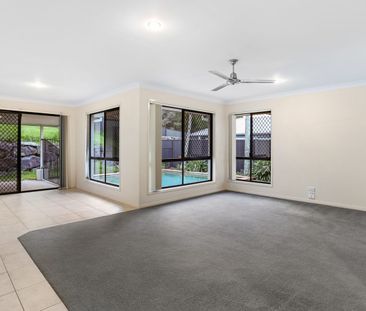 4 BEDROOM HOUSE WITH A POOL! - Photo 2